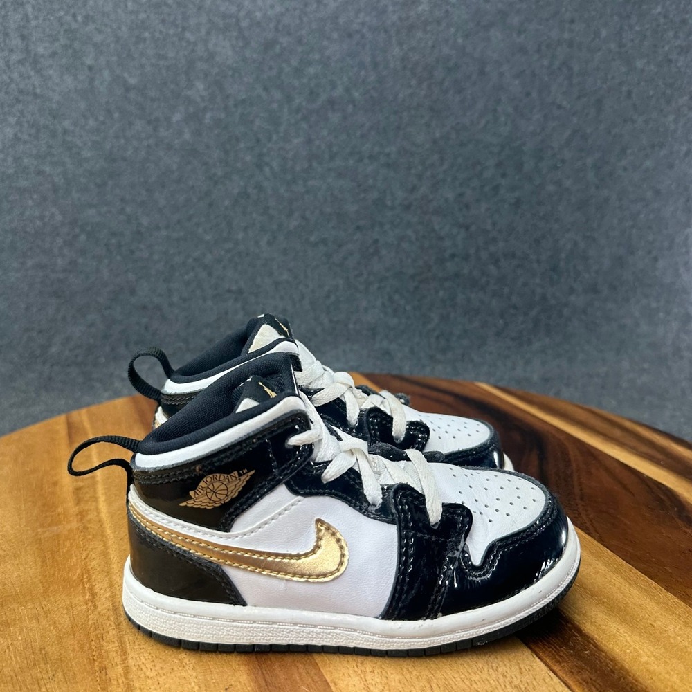Jordan 1 Kids Sneaker Black White Gold Patent Leather Logo Size 8C BQ6933-007